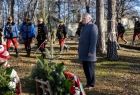 Złożenie wiązanki przez pana Grzegorza Biedronia.