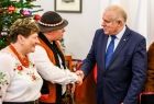 Wicemarszałek Ryszard Pagacz podaje rękę góralowi. Obok stoi góralka.
