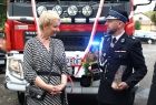 Dowódca jednostki przekazuje członek zarządu Iwonie Gibas pamiątkową strażacką odznakę