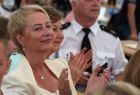 Iwona Gibas z zarządu województwa oklaskująca występujących na scenie artystów