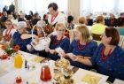 Uczestnicy jubileuszu obdarowywani drobnymi okolicznościowymi upominkami