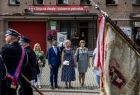 Przedstawiciele samorządów i goście podziwiający przemarsz strażackich pododdziałów