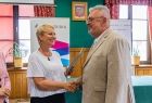 Iwona Gibas z zarządu województwa podczas rozmowy z dyrektorem Muzeum Małopolski Zachodniej w Wygiełzowie