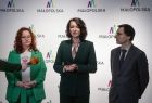 Marta Malec-Lech z zarządu województwa udzielająca wywiadu. Po jej bokach dwie osoby.