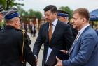 Wicemarszałek Łukasz Smółka i radny województwa Mirosław Dróźdż gratulują strażakowi.