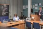 sala konferencyjna z uczestnikami