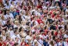 Tłumy kibiców na trybunach.