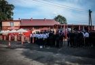 Strażacy stoją przed remizą OSP Koczanów.