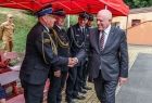 Wicemarszałek Ryszard Pagacz wiza się ze strażakami pod namiotem.