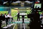 Kamery telewizyjne rejestrujące debatę.