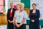 Iwona Gibas z zarządu województwa wraz z uczestnikami spotkania