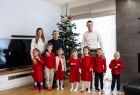 Zdjęcie grupowe z sześcioraczkami.