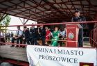 Strażak stoi przy mównicy.