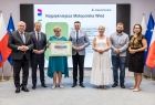 Uczestnicy wydarzenia stoją na scenie.