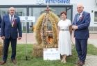 Wicemarszałek Ryszard Pagacz stoi z ludźmi obok wieńca.