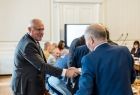 Wicemarszałek Ryszard Pagacz podaje rękę mężczyźnie.