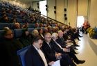 Wicemarszałek Ryszard Pagacz siedzi na widowni z innymi ludźmi.
