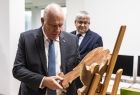 Wicemarszałek Ryszard Gawron trzyma w rękach drewnianą figurę.