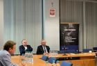Przy stole siedzi dyrektor Jerzy Kopeć i Profesor Uhl z AGH
