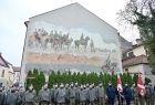 uroczystości w Tarnowie, mural w tle