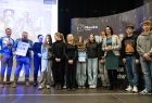 Wspólne zdjęcie z dziećmi i młodzieżą.