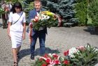 Radny województwa Mirosław Dróżdż składa wieniec.