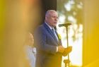 Wicemarszałek Ryszard Pagacz stoi na scenie.