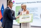 Uczestnicy wydarzenia stoją na scenie.