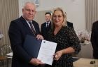 Wicemarszałek Ryszard Gawron stoi z kobietą.