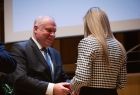 Wicemarszałek Ryszard Pagacz wręcza kobiecie odznaczenie.