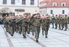 Żołnierze maszerują po rynku.