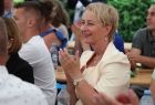 Iwona Gibas z zarządu województwa bije brawo występującym na scenie młodym artystom