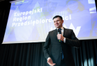 Pan Marszałek na tle planszy Europejski Region Przedsiębiorczości