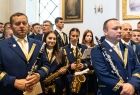 Członkowie orkiestry dętej podczas uroczystej mszy świętej