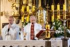 Kapłan odprawiający mszę święto w głębowickiej świątyni