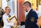 Iwona Gibas wręcza nagrodę samorządu województwa małopolskiego Złoty Medal Polonia Minor