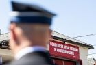 Strażak na tle siedziby OSP Broszkowice
