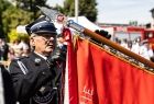 Strażak dekorujący uroczyście sztandar OSP Broszkowice