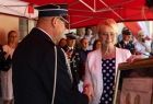 Iwona Gibas z zarządu województwa przekazuje Nagrodę Samorządu Województwa Złoty Medal Polonia Minor