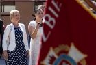 Iwona Gibas z zarządu województwa. Na pierwszym planie strażacki sztandar