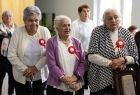 Seniorzy stoją podczas wydarzenia.
