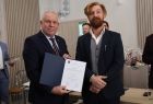 Wicemarszałek Ryszard Gawron stoi z mężczyzną z brodą.