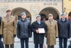 Żołnierze stoją z odznaczeniami.