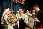 Iwona Gibas z Zarządu Województwa Małopolskiego wręcza zespołowi Kotlina prestiżową Nagrodę Samorządu Województwa Małopolskiego Brązowy Medal Polonia Minor