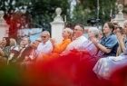 Oklaski dla artystów. W pierwszym rzędzie siedzą m.in. Iwona Gibas z zarządu województwa oraz o. Arnold Chrapkowski, generał Zakonu Paulinów