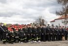 Odebranie nowych samochodów w Witanowicach. Marszałek wręczył odznaczenia wojewódzkie. Zdjęcie grupowe strażaków