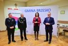 Marta Malec-Lech z zarządu województwa małopolskiego, wójt gminy Brzesko Tomasz Latocha i przedstawiciele OSP gminy Brzesko