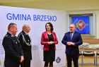 Marta Malec-Lech z zarządu województwa małopolskiego, wójt gminy Brzesko Tomasz Latocha i przedstawiciele OSP gmimy Brzesko