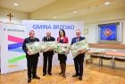 Marta Malec-Lech z zarządu województwa małopolskiego, wójt gminy Brzesko Tomasz Latocha i przedstawiciele OSP gmimy Brzesko