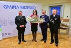 Marta Malec-Lech z zarządu województwa małopolskiego, wójt gminy Brzesko Tomasz Latocha i przedstawiciele OSP gmimy Brzesko